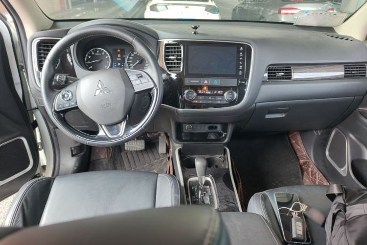 Used Mitsubishi Outlander 2019 2.0L Two-Wheel Drive Comfort Edition 5 Seats China VI Standard Center Console
