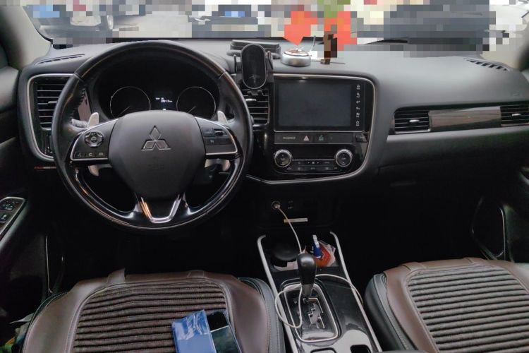 Used Mitsubishi Outlander 2019 2.4L 4x4 Zhi Xiang Edition 5 Seats China VI Standard Center Console