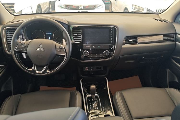 Used Mitsubishi Outlander 2019 2.4L 4x4 Zhi Xiang Edition 5 Seats China VI Standard Center Console