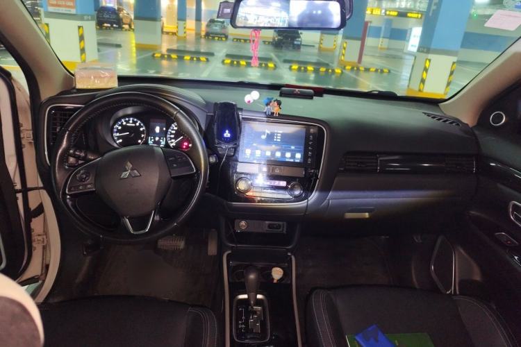 Used Mitsubishi Outlander 2019 2.0L Two-Wheel Drive Comfort Edition 5 Seats China VI Standard Center Console