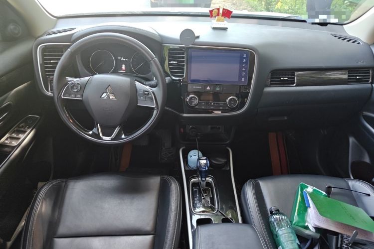 Used Mitsubishi Outlander 2019 2.0L Two-Wheel Drive Comfort Edition 5 Seats China VI Standard Center Console