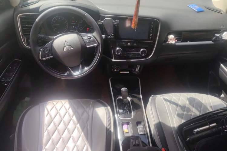Used Mitsubishi Outlander 2019 2.0L Two-Wheel Drive Comfort Edition 5 Seats China VI Standard Center Console