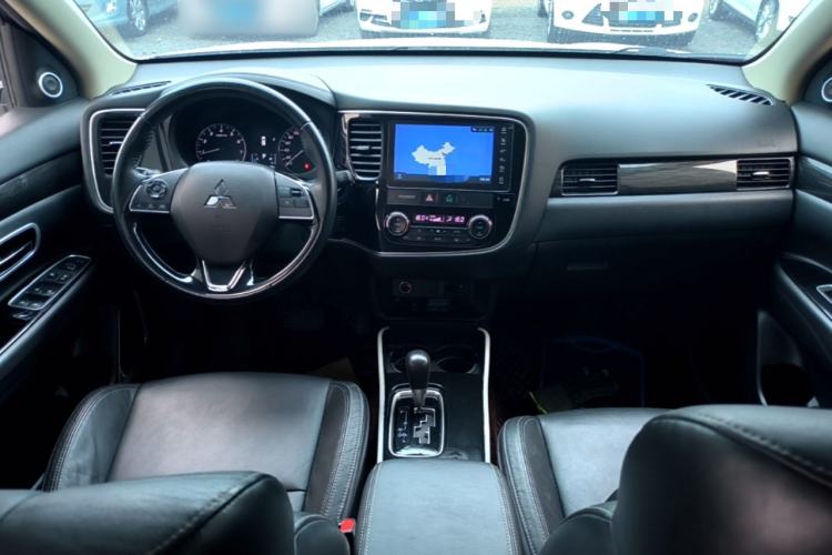 Used Mitsubishi Outlander 2019 2.0L Two-Wheel Drive Comfort Edition 5 Seats China VI Standard Center Console