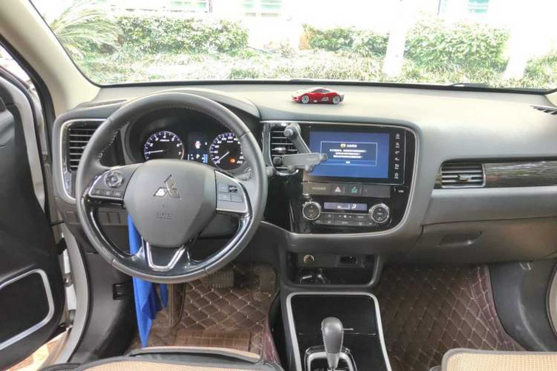Used Mitsubishi Outlander 2019 2.0L Two-Wheel Drive Comfort Edition 5 Seats China VI Standard Center Console