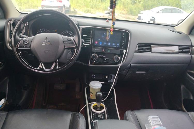 Used Mitsubishi Outlander 2019 2.0L Two-Wheel Drive Comfort Edition 5 Seats China VI Standard Center Console