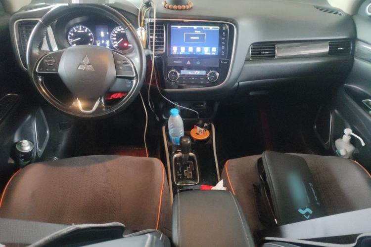 Used Mitsubishi Outlander 2019 2.0L Two-Wheel Drive Comfort Edition 5 Seats China VI Standard Center Console