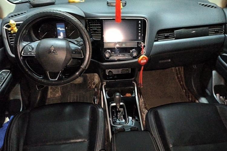 Used Mitsubishi Outlander 2019 2.0L Two-Wheel Drive Comfort Edition 5 Seats China VI Standard Center Console