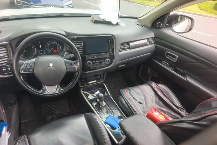 Used Mitsubishi Outlander 2019 2.0L Two-Wheel Drive Comfort Edition 5 Seats China V Standard Center Console