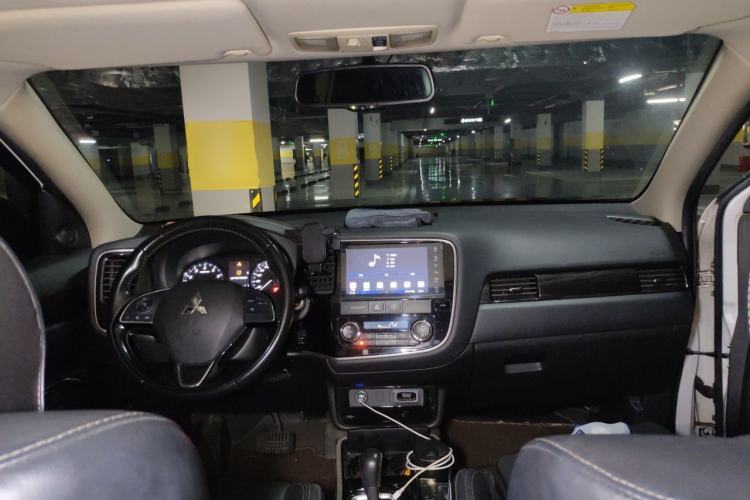 Used Mitsubishi Outlander 2019 2.0L Two-Wheel Drive Comfort Edition 5 Seats China V Standard Center Console