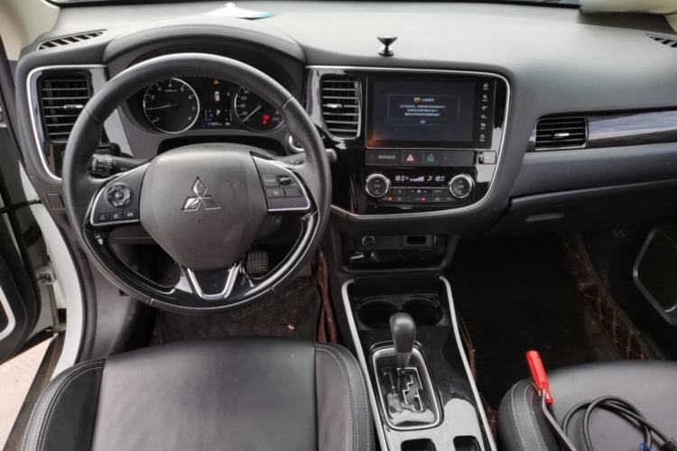 Used Mitsubishi Outlander 2019 2.0L Two-Wheel Drive Comfort Edition 5 Seats China VI Standard Center Console