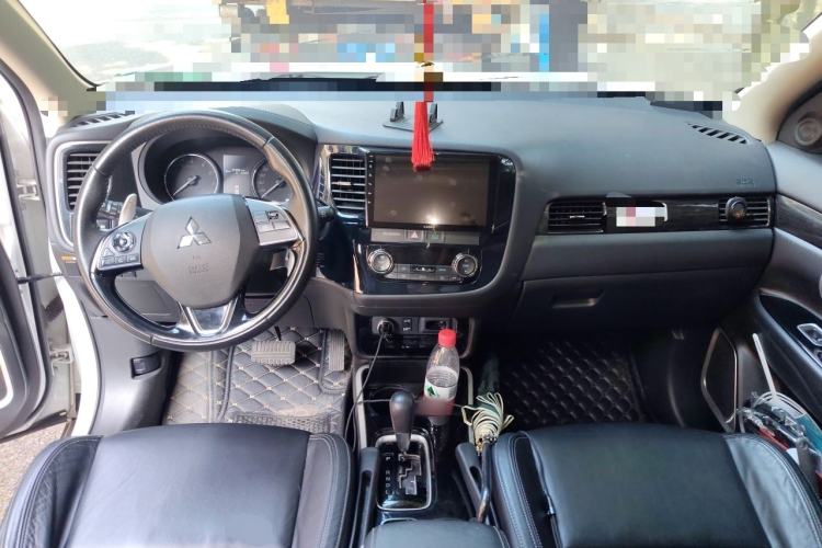 Used Mitsubishi Outlander 2019 2.4L 4x4 Zhi Xiang Edition 7 Seats China V Emission Standard Center Console