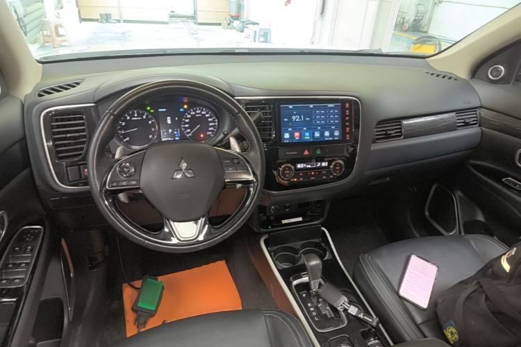 Used Mitsubishi Outlander 2019 2.4L 4x4 Zhi Xiang Edition 5 Seats China VI Standard Center Console