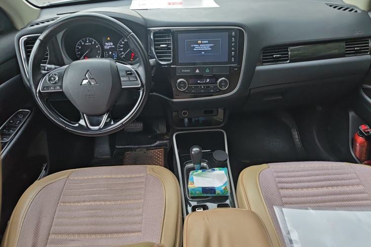 Used Mitsubishi Outlander 2019 2.0L Two-Wheel Drive Comfort Edition 5 Seats China V Standard Center Console