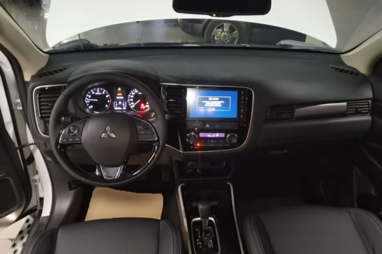 Used Mitsubishi Outlander 2019 2.0L Two-Wheel Drive Comfort Edition 5 Seats China VI Standard Center Console