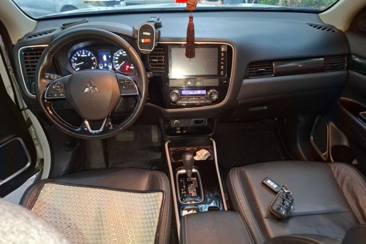 Used Mitsubishi Outlander 2019 2.0L Two-Wheel Drive Comfort Edition 5 Seats China V Standard Center Console