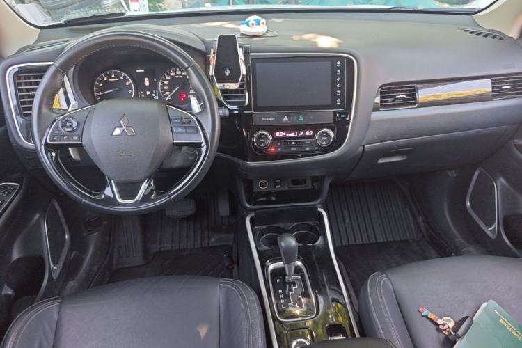Used Mitsubishi Outlander 2019 2.4L 4x4 Zhi Xiang Edition 7 Seats China V Emission Standard Center Console