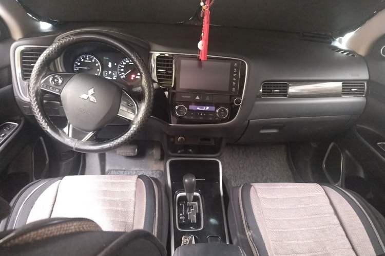 Used Mitsubishi Outlander 2019 2.0L Two-Wheel Drive Comfort Edition 5 Seats China V Standard Center Console