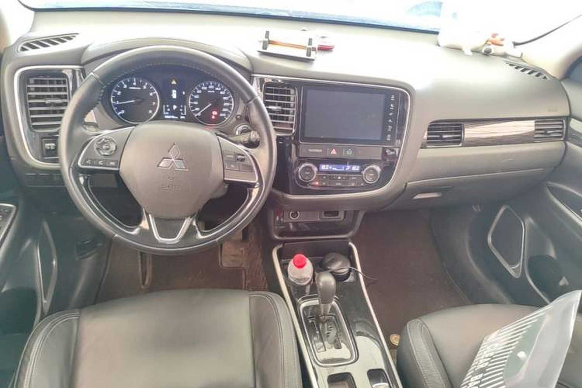 Used Mitsubishi Outlander 2019 2.0L Two-Wheel Drive Comfort Edition 5 Seats China VI Standard Center Console