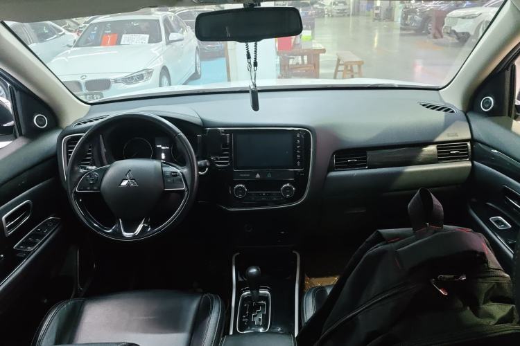 Used Mitsubishi Outlander 2019 2.0L Two-Wheel Drive Comfort Edition 5 Seats China VI Standard Center Console