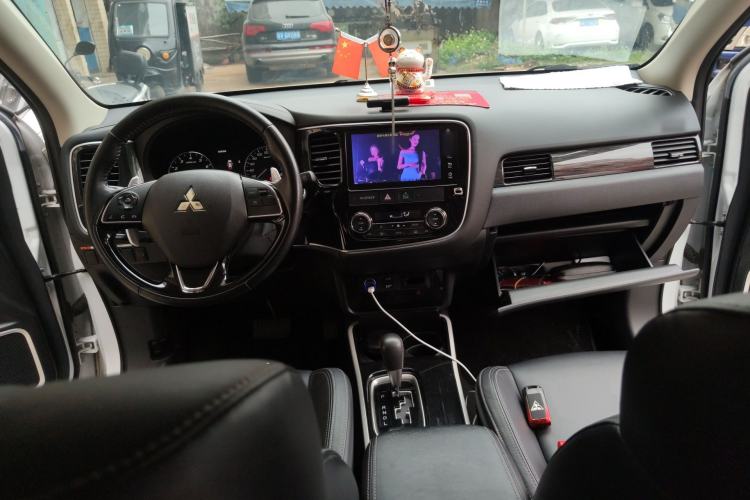 Used Mitsubishi Outlander 2019 2.4L 4x4 Zhi Xiang Edition 5 Seats China V Emission Standard Center Console