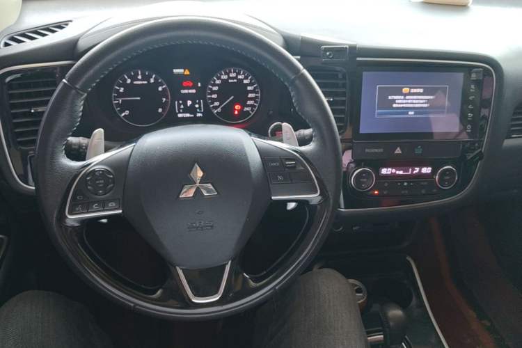 Used Mitsubishi Outlander 2019 2.4L 4x4 Zhi Xiang Edition 7 Seats China V Emission Standard Center Console
