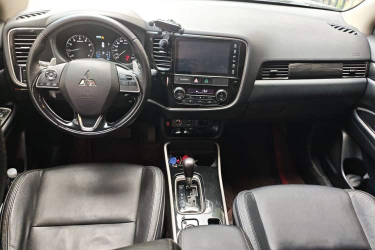 Used Mitsubishi Outlander 2019 2.4L 4x4 Zhi Xiang Edition 5 Seats China V Emission Standard Center Console
