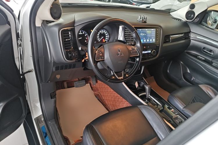 Used Mitsubishi Outlander 2019 2.0L Two-Wheel Drive Comfort Edition 5 Seats China VI Standard Center Console