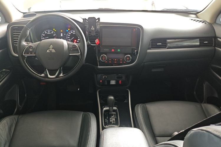Used Mitsubishi Outlander 2019 2.0L Two-Wheel Drive Comfort Edition 5 Seats China V Standard Center Console
