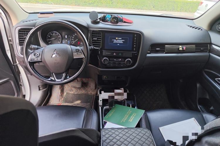 Used Mitsubishi Outlander 2019 2.0L Two-Wheel Drive Comfort Edition 5 Seats China VI Standard Center Console
