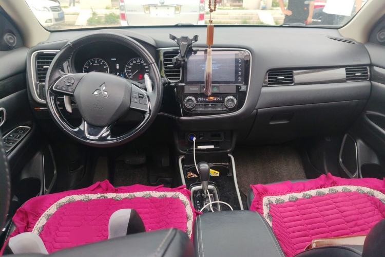 Used Mitsubishi Outlander 2019 2.4L 4x4 Zhi Xiang Edition 5 Seats China VI Standard Center Console