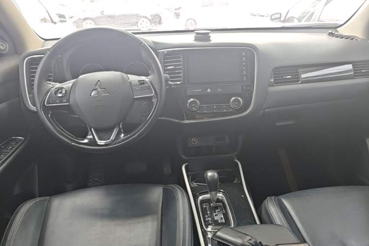 Used Mitsubishi Outlander 2019 2.0L Two-Wheel Drive Comfort Edition 5 Seats China VI Standard Center Console