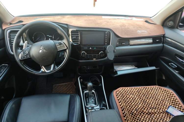 Used Mitsubishi Outlander 2019 2.4L 4x4 Zhi Xiang Edition 7 Seats China VI Standard Center Console