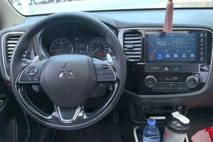 Used Mitsubishi Outlander 2019 2.4L 4x4 Zhi Xiang Edition 7 Seats China VI Standard Center Console