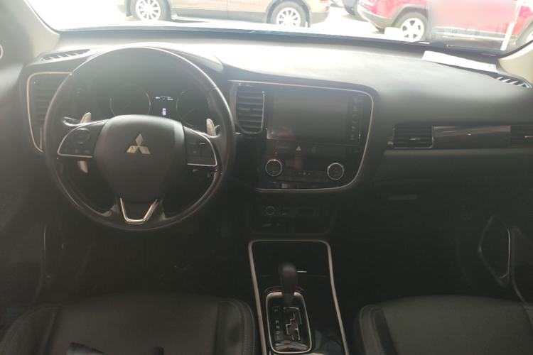 Used Mitsubishi Outlander 2019 2.4L 4x4 Zhi Xiang Edition 7 Seats China VI Standard Center Console
