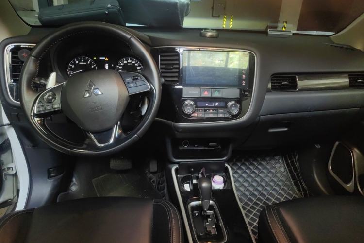 Used Mitsubishi Outlander 2019 2.4L 4x4 Zhi Xiang Edition 7 Seats China VI Standard Center Console