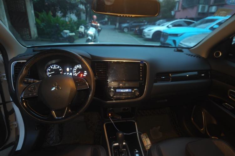 Used Mitsubishi Outlander 2019 2.0L Two-Wheel Drive Comfort Edition 7-Seater China VI Standard Center Console