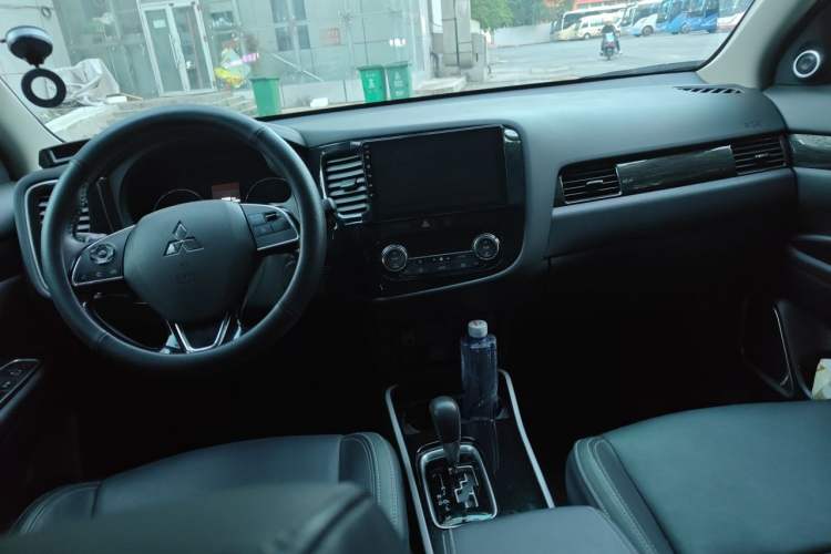 Used Mitsubishi Outlander 2019 2.0L Two-Wheel Drive Comfort Edition 7 Seats China V Emission Standard Center Console