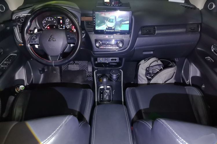 Used Mitsubishi Outlander 2019 2.4L 4x4 Zhi Xiang Edition 5 Seats China V Emission Standard Center Console