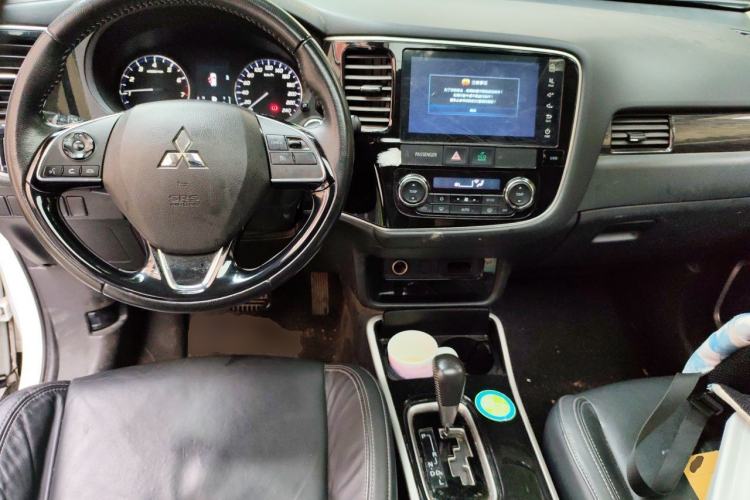 Used Mitsubishi Outlander 2019 2.0L Two-Wheel Drive Comfort Edition 5 Seats China V Standard Center Console