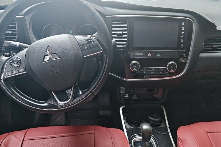 Used Mitsubishi Outlander 2019 2.0L Two-Wheel Drive Comfort Edition 5 Seats China VI Standard Center Console