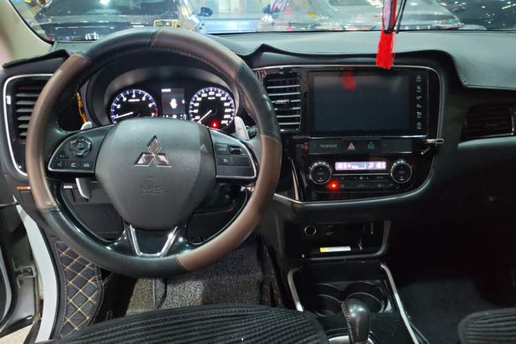 Used Mitsubishi Outlander 2019 2.4L 4x4 Zhi Xiang Edition 7 Seats China VI Standard Center Console