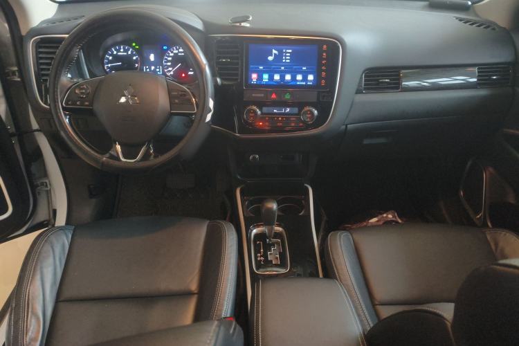 Used Mitsubishi Outlander 2019 2.0L Two-Wheel Drive Comfort Edition 5 Seats China V Standard Center Console