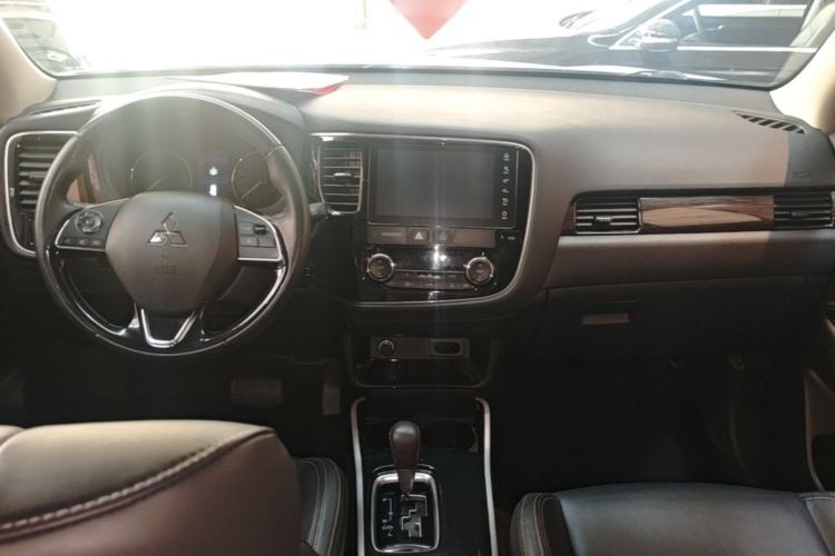 Used Mitsubishi Outlander 2019 2.0L Two-Wheel Drive Comfort Edition 5 Seats China VI Standard Center Console