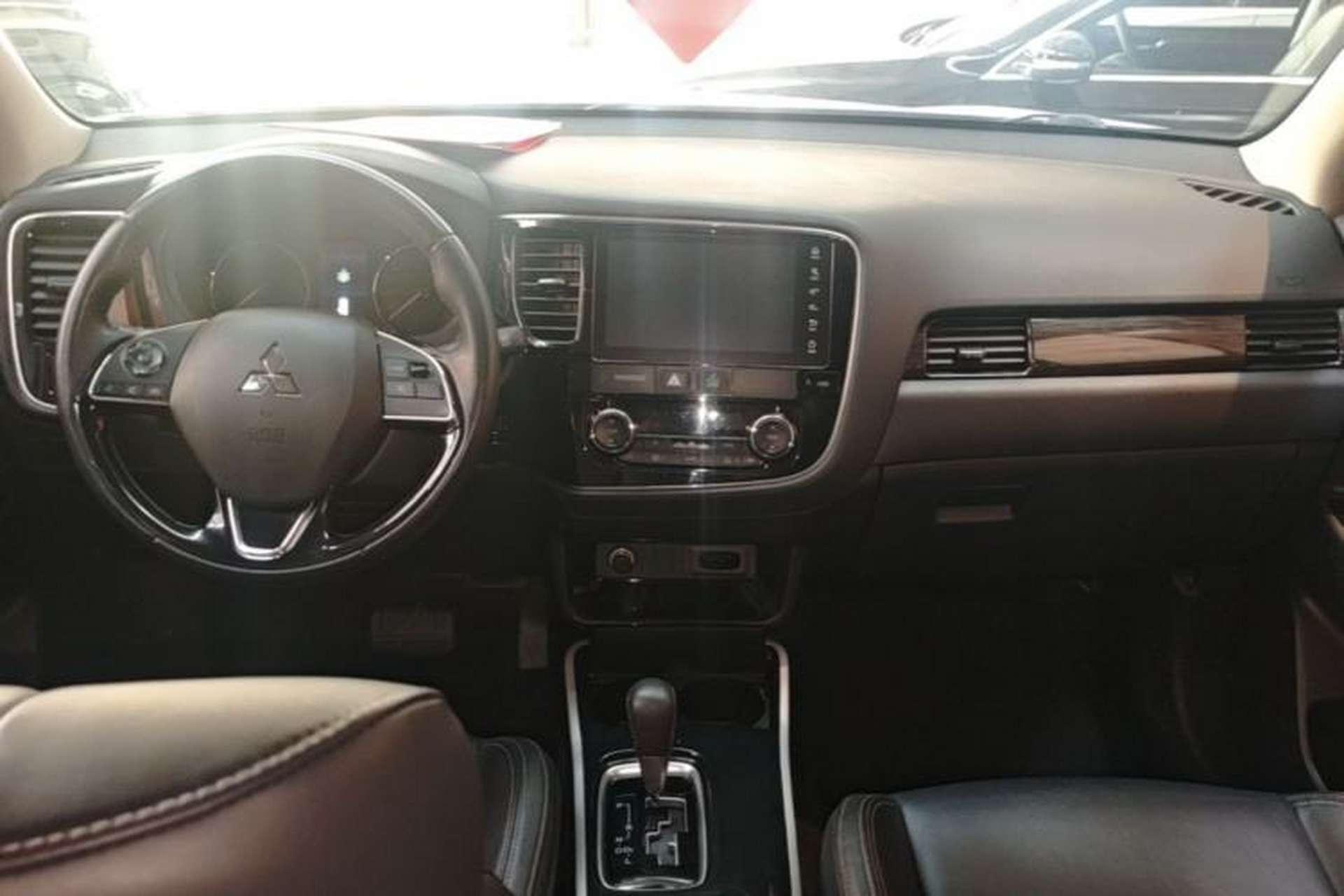Used Mitsubishi Outlander 2019 2.0L Two-Wheel Drive Comfort Edition 5 Seats China VI Standard Center Console