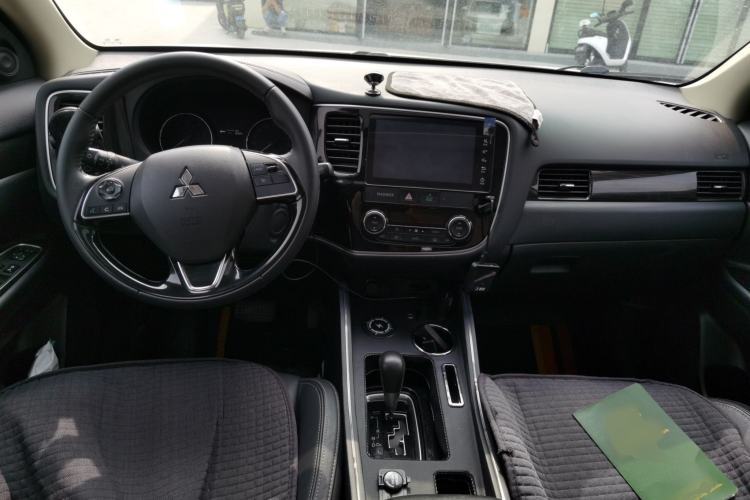 Used Mitsubishi Outlander 2019 2.0L Two-Wheel Drive Comfort Edition 5 Seats China V Standard Center Console