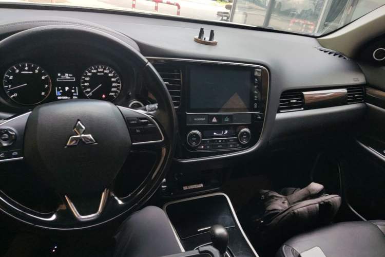 Used Mitsubishi Outlander 2019 2.0L Two-Wheel Drive Comfort Edition 5 Seats China V Standard Center Console
