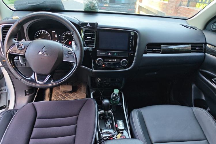 Used Mitsubishi Outlander 2019 2.4L 4x4 Zhi Xiang Edition 5 Seats China V Emission Standard Center Console