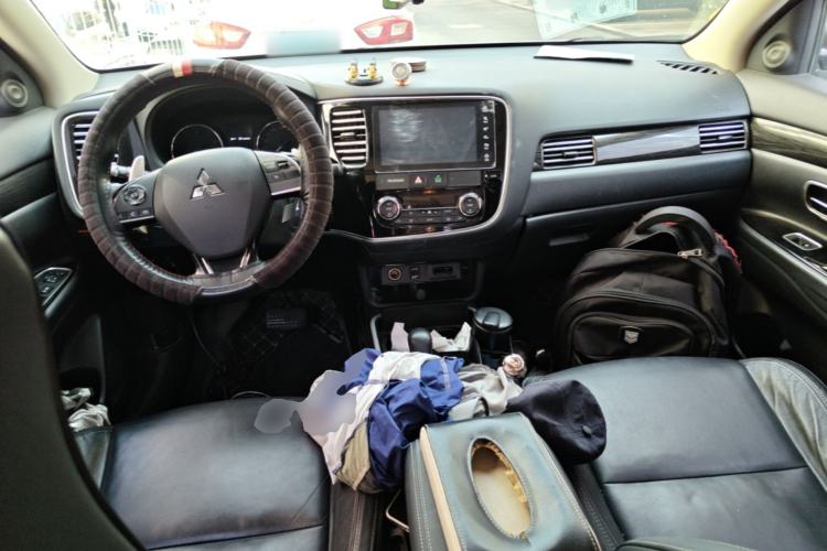 Used Mitsubishi Outlander 2019 2.4L 4x4 Zhi Xiang Edition 5 Seats China V Emission Standard Center Console