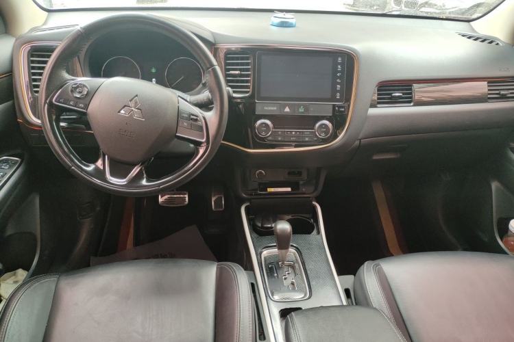 Used Mitsubishi Outlander 2019 2.0L Two-Wheel Drive Comfort Edition 7-Seater China VI Standard Center Console