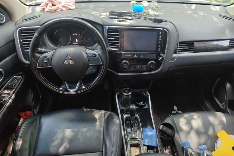 Used Mitsubishi Outlander 2019 2.0L Two-Wheel Drive Comfort Edition 5 Seats China V Standard Center Console